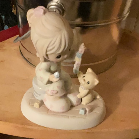 Precious Moments little girl with cat - Picture 5 of 7